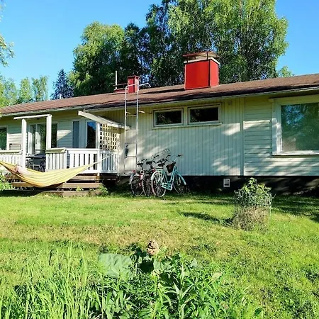 Cozy Summerhouse By The River With Free Bikes And Ping Pong רובניימי