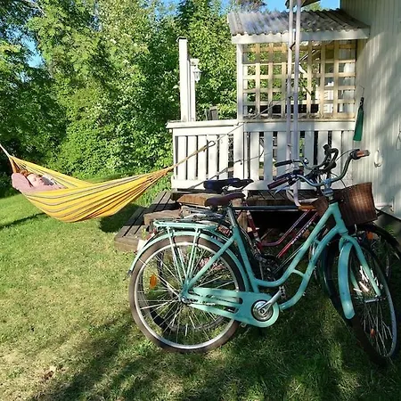 Cozy Summerhouse By The River With Free Bikes And Ping Pong בית נופש רובניימי